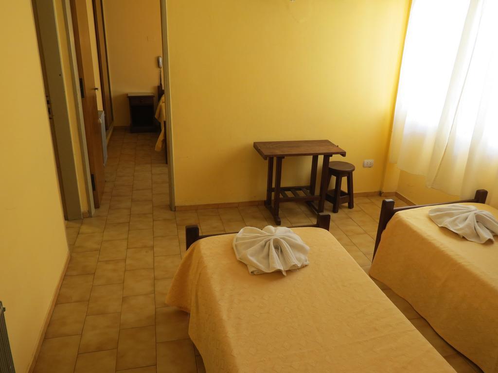 Hotel Arenales Villa Carlos Paz Ruang foto